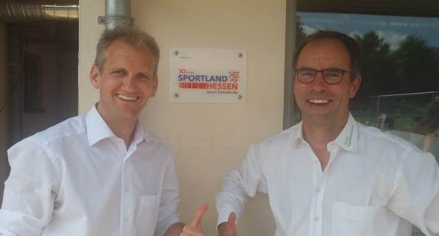 Das TSV-Vorstands-Teamt nach der Montage der Jubiläumsrafel 10 Jahre Sportland Hessen